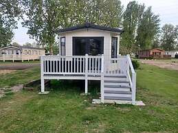 Static Caravan 2 Bed Sleeps 6 Overlooking Water