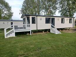 Static Caravan 2 Bed Sleeps 6 Overlooking Water