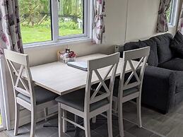Static Caravan 2 Bed Sleeps 6 Overlooking Water