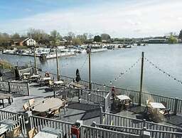 Static Caravan 2 Bed Sleeps 6 Overlooking Water