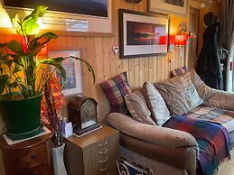 The Summerhouse, Cabin - Sleeps 2 - Breakfast Provided