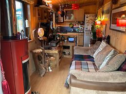 The Summerhouse, Cabin - Sleeps 2 - Breakfast Provided
