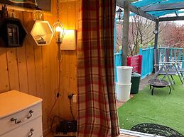 The Summerhouse, Cabin - Sleeps 2 - Breakfast Provided