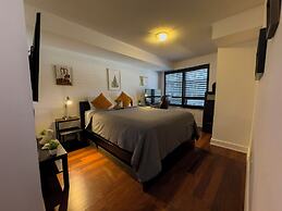 Downtown Toronto-2 Baths-sleeps 8-parking-pool-gym