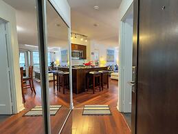 Downtown Toronto-2 Baths-sleeps 8-parking-pool-gym