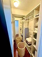 Downtown Toronto-2 Baths-sleeps 8-parking-pool-gym