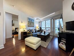 Downtown Toronto-2 Baths-sleeps 8-parking-pool-gym