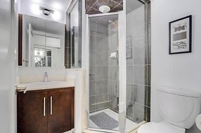 Downtown Toronto-2 Baths-sleeps 8-parking-pool-gym