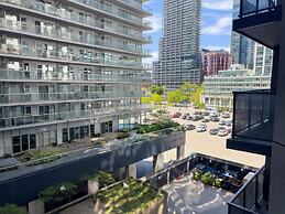 Downtown Toronto-2 Baths-sleeps 8-parking-pool-gym