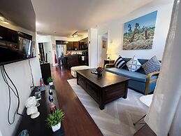 Downtown Toronto-2 Baths-sleeps 8-parking-pool-gym