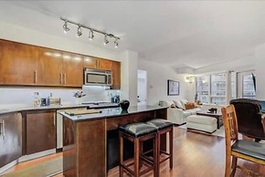 Downtown Toronto-2 Baths-sleeps 8-parking-pool-gym