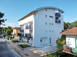 Flat With Pool Access and Terrace