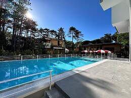 Flat With Pool Access and Terrace