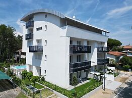 Flat With Pool Access and Terrace