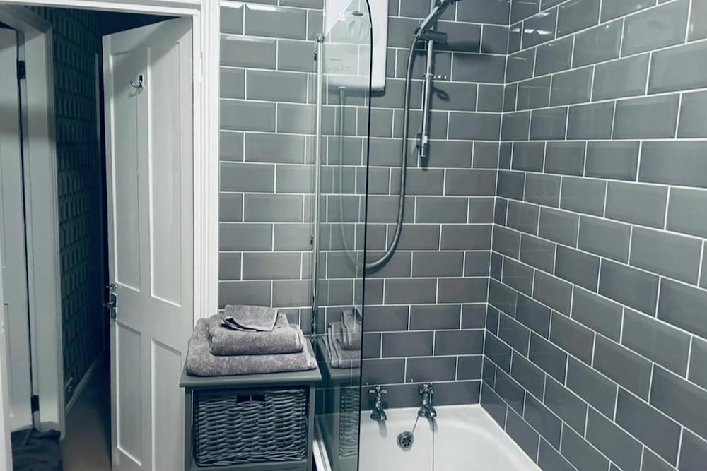 House - Central Stamford - Sleeps 4 - Parking