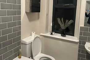 House - Central Stamford - Sleeps 4 - Parking