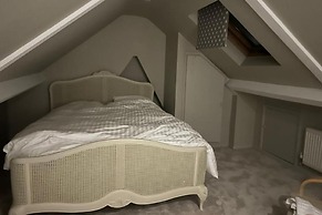 House - Central Stamford - Sleeps 4 - Parking