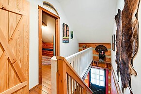 Unique Mammoth Cave Cabin w/ Teepee & Hot Tub!