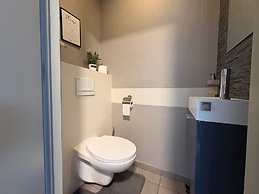 The Waiting Room - Peace, Nature, and Charm in Peer