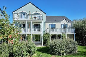 Coastal Chalet for 6 With Pool
