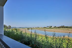 Coastal Chalet for 6 With Pool
