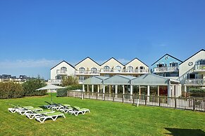 Coastal Chalet for 6 With Pool