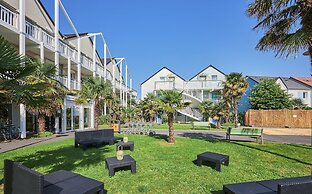 Coastal Chalet for 6 With Pool