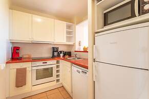 Apartment With Wave Pools Access
