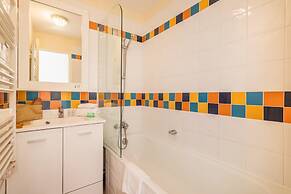 Apartment With Wave Pools Access