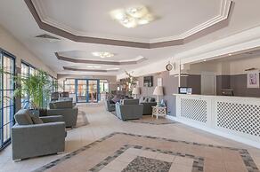 Chic Riverfront Stay With Balcony