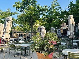 Stay With Private Outdoor Space
