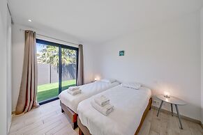 Lecci Retreat Near Cala Rossa Beach