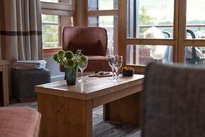 Mountain View Retreat With Balcony for 8
