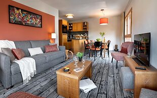 Mountain View Retreat With Balcony for 8