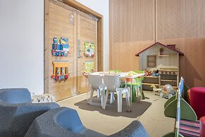 Mountain View Retreat With Balcony for 8