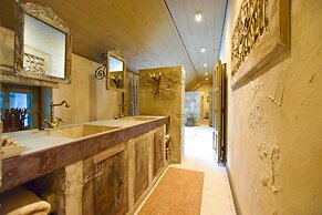 Charming Home With Hot Tub