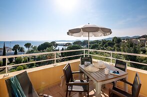Stunning 4-person Sea View Haven