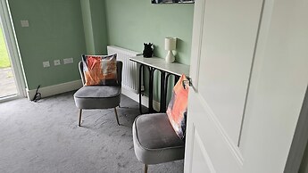 House Sleeps 8 With Wifi