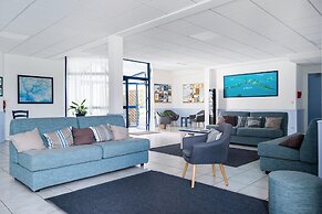 Scenic 6-person Duplex Retreat