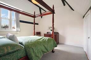 Grade 2 Listed 20 Mins to Baker Street Sleeps 17