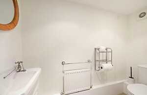 Grade 2 Listed 20 Mins to Baker Street Sleeps 17