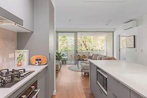 Sublime Simplicity! ~1bed/study/1bath/balcony/1car