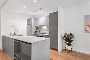 Sublime Simplicity! ~1bed/study/1bath/balcony/1car