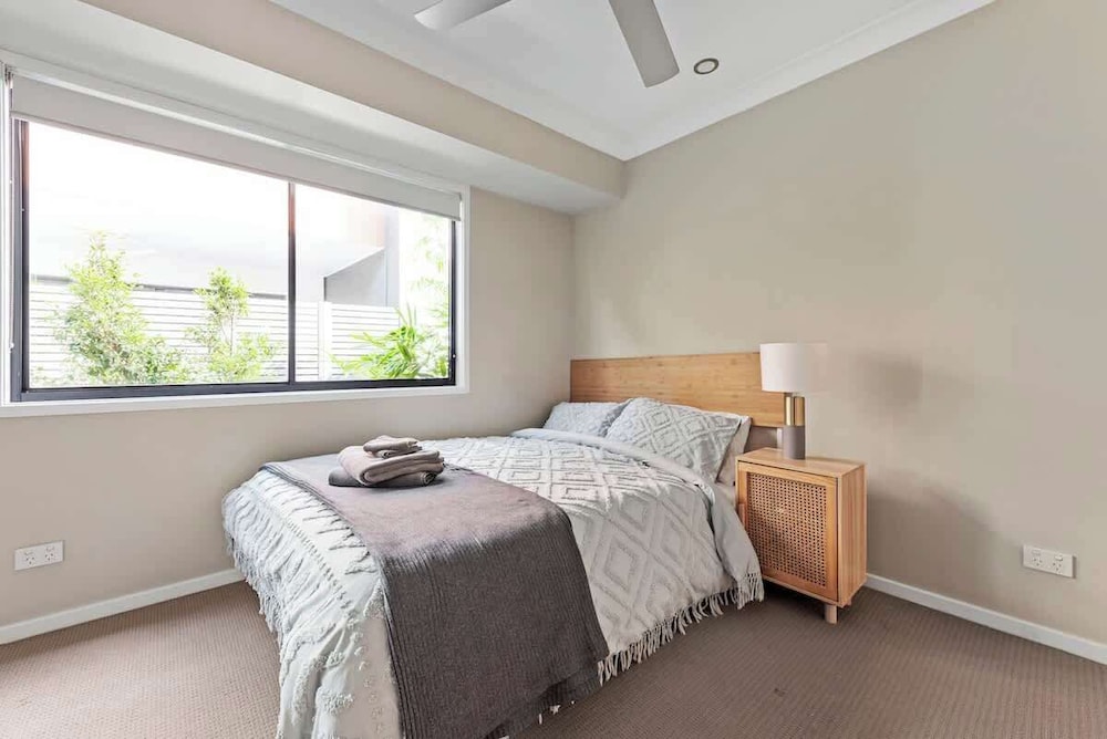 Convenient + Spacious! 3bed/2.5bath/1car~townhouse