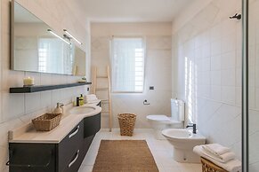 Villa Olivo With Garden & Pool
