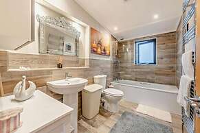 Lodge Sleeps 6 With Indoor Pool & Parking