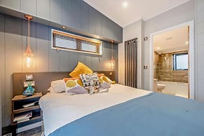 Lodge Sleeps 6 With Indoor Pool & Parking