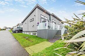 Lodge Sleeps 6 With Indoor Pool & Parking