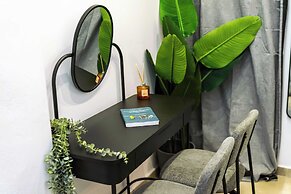 Modern Studio l King Bed & Work Corner
