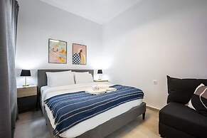 Modern Studio l King Bed & Work Corner